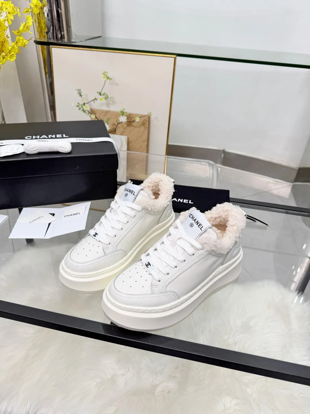 👟👟Ex-factory price 500👟👟 CHANEL 25C new autumn and winter sports shoes official website is available at the same time ❤️ Out of stock at counters. Major bloggers are recommending new styles on social days. This season’s new styles are simply eye-catching and look great on the feet. The casual casual sports style is cool and natural, interpreting Chanel’s fashionable femininity. The overall customization makes all sports shoes on the market at that time obsolete. This series is now available for sale! The upper is made of custom imported pebbled calf leather ➕ custom frosted calf leather. The lining is made of original one-to-one professionally customized mesh. Hardware accessories. Original full set of molds (not common in the market). Original custom molded TPU combination outsole. Height 4 cm. Women's size 35-40.